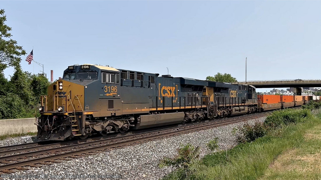 CSX 3196 leads I137.